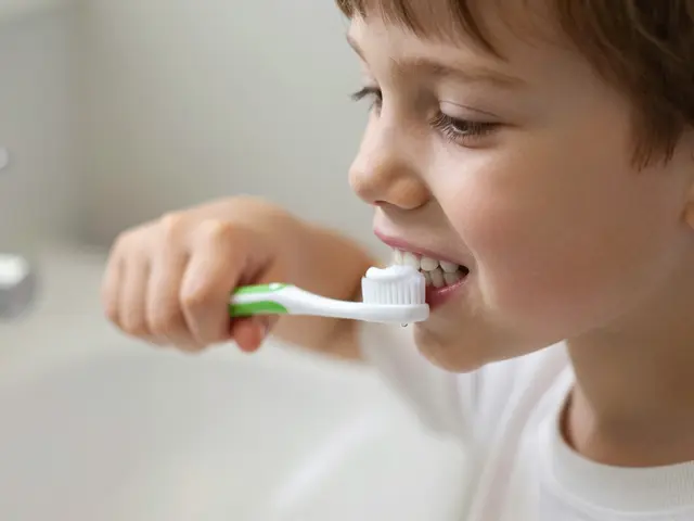 Bělící zubní pasta pro děti: Ano nebo ne? Co o tom vídentisté