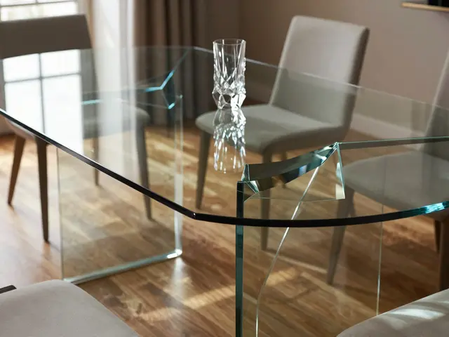 Co je fazetování skla a jak ovlivňuje jeho estetiku a funkci?