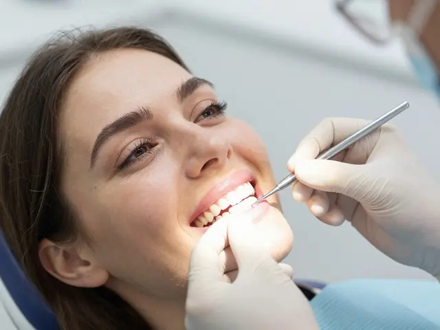 Kolik stojí vyplnění mezery mezi zuby keramickými fazetami?