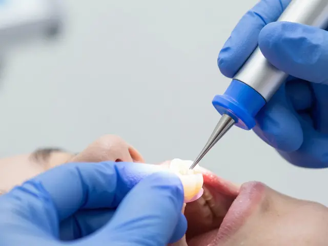 Cena kompozitní plomby a inlay: Kolik to skutečně stojí v roce 2026?