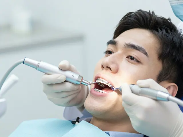 Co nedělat po dentální hygieně? Kompletní průvodce pro pacienty s fixními rovnátky