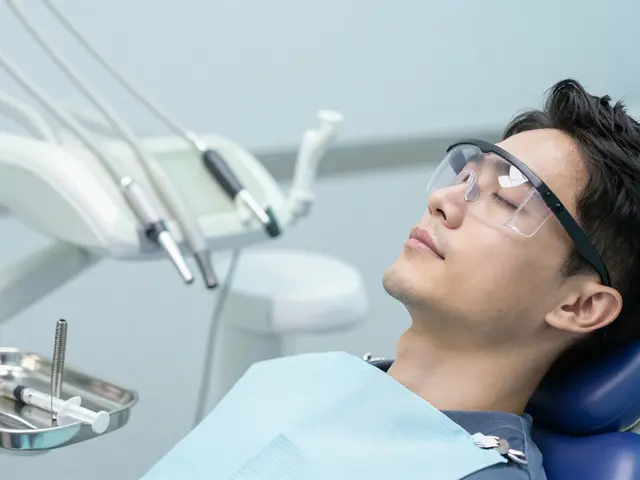 Jak moc bolí zubní implantát? Přehled bolesti, léků a zotavení