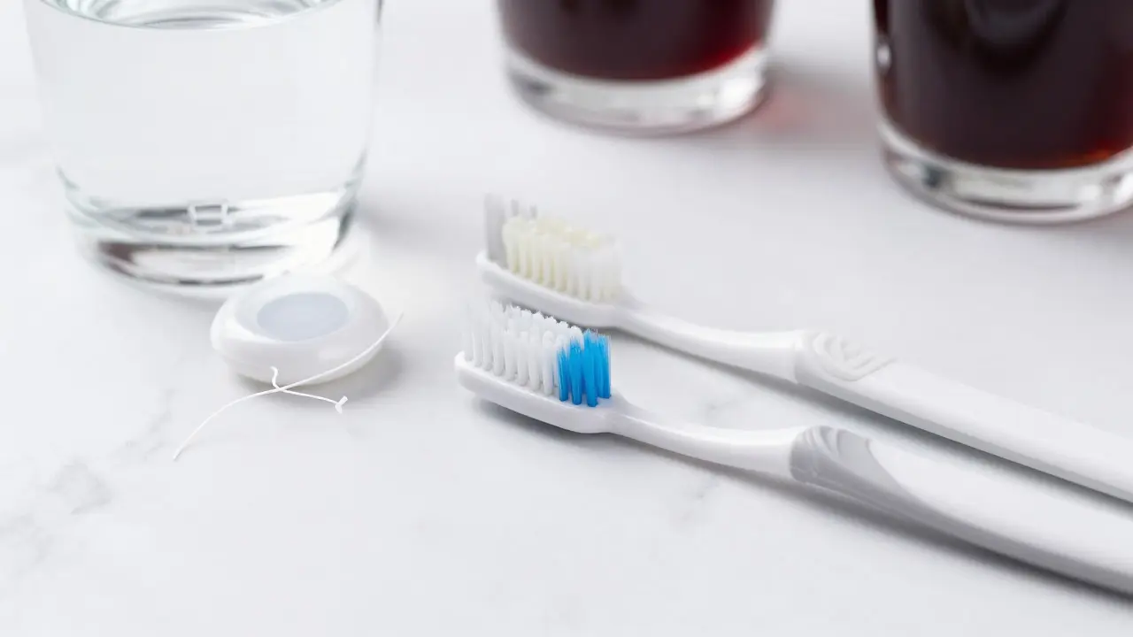 Hygienické potřeby pro péči o keramické oblohy na bílém podkladu